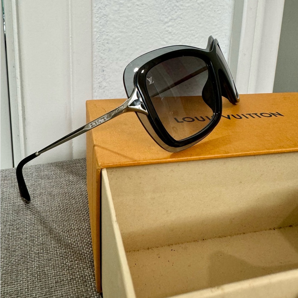 Authentic Louis Vuitton Sunglasses black